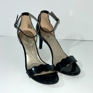 Bandolino Jeepa Black Faux Patent Leather Sandals Heels Size 8.5 M Ankle Strap